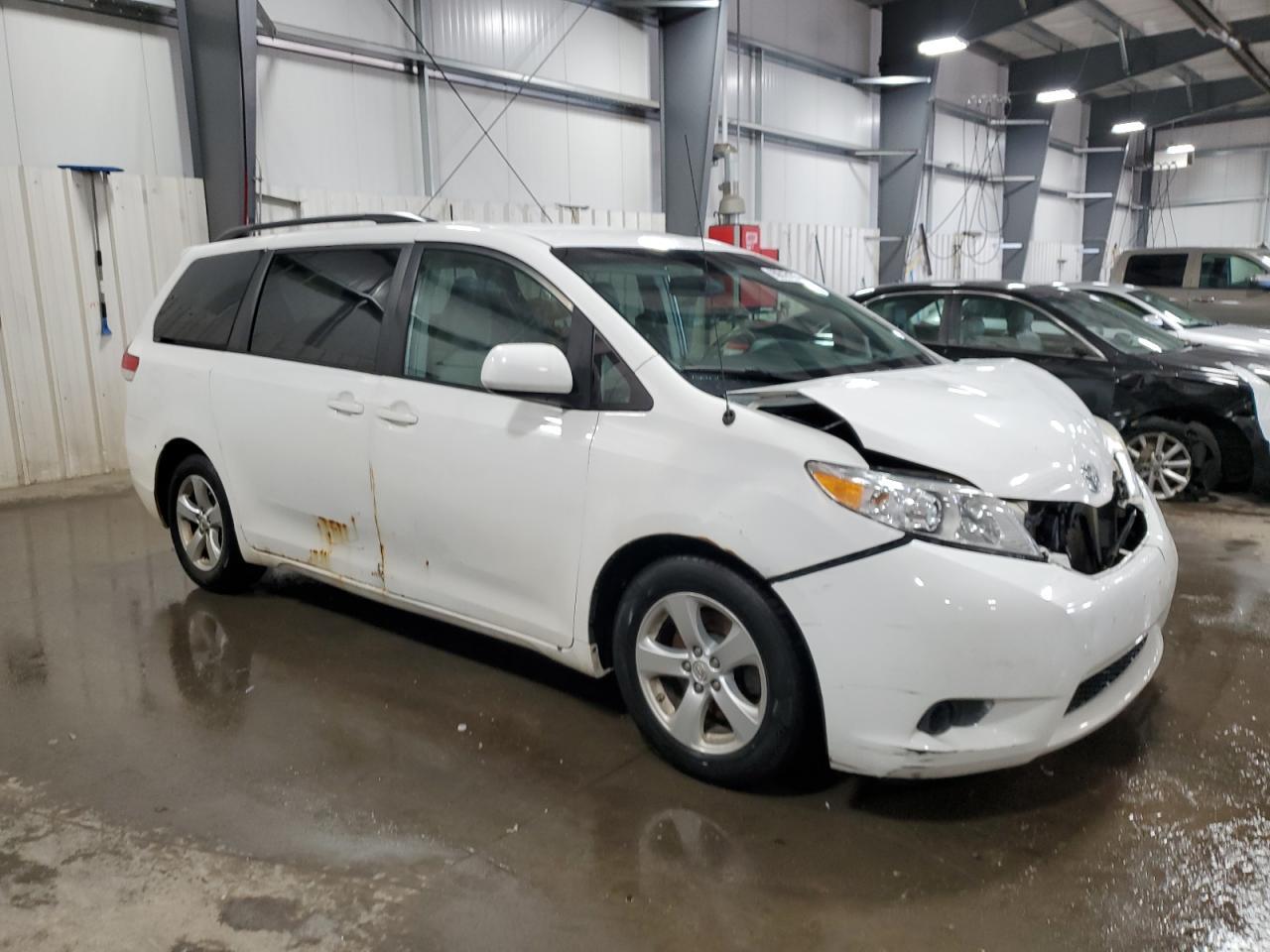 2014 TOYOTA SIENNA