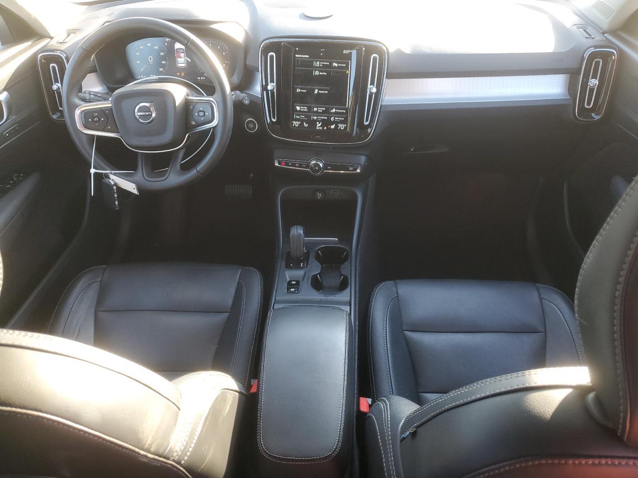 2021 VOLVO XC40