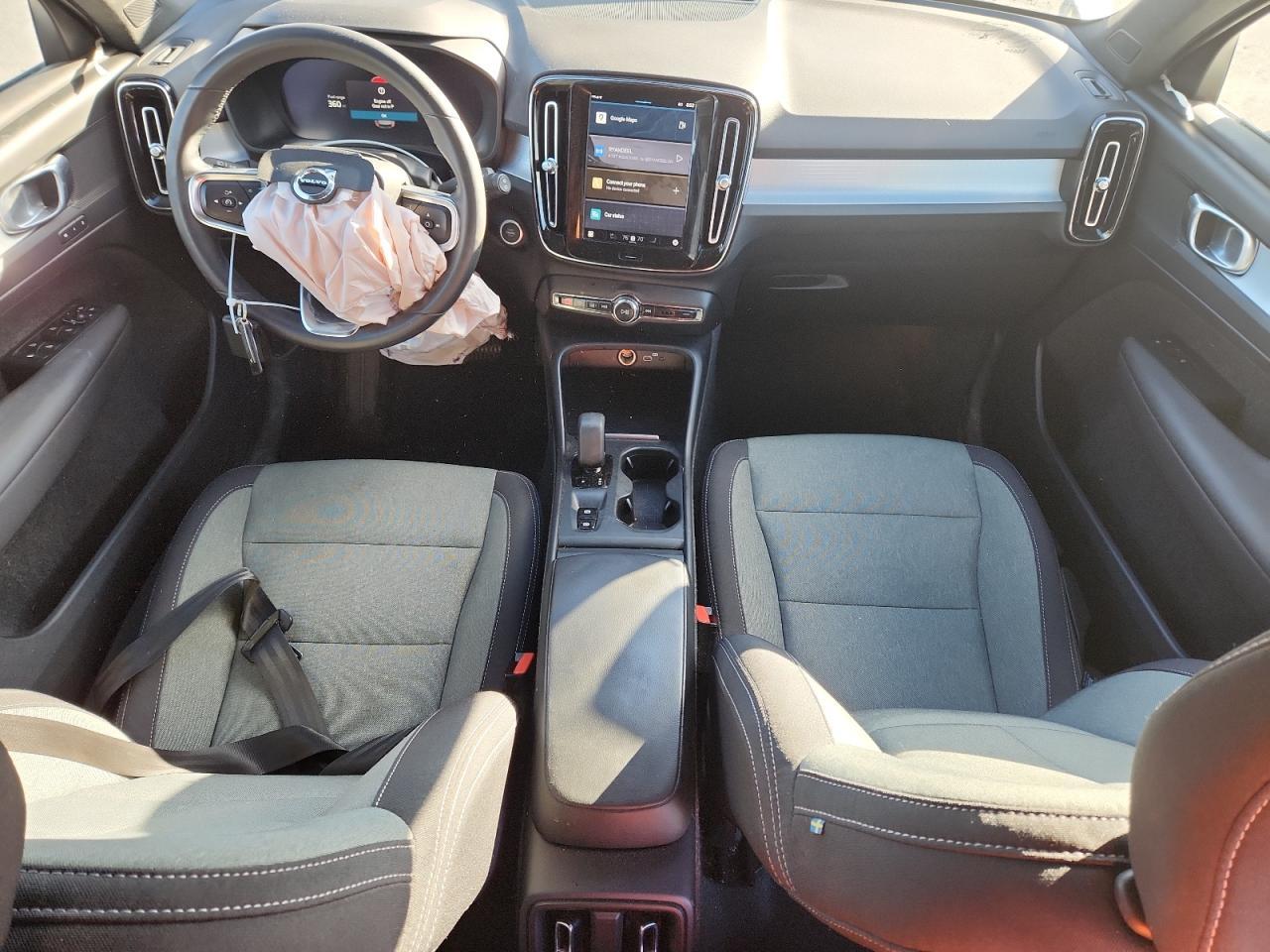2023 VOLVO XC40