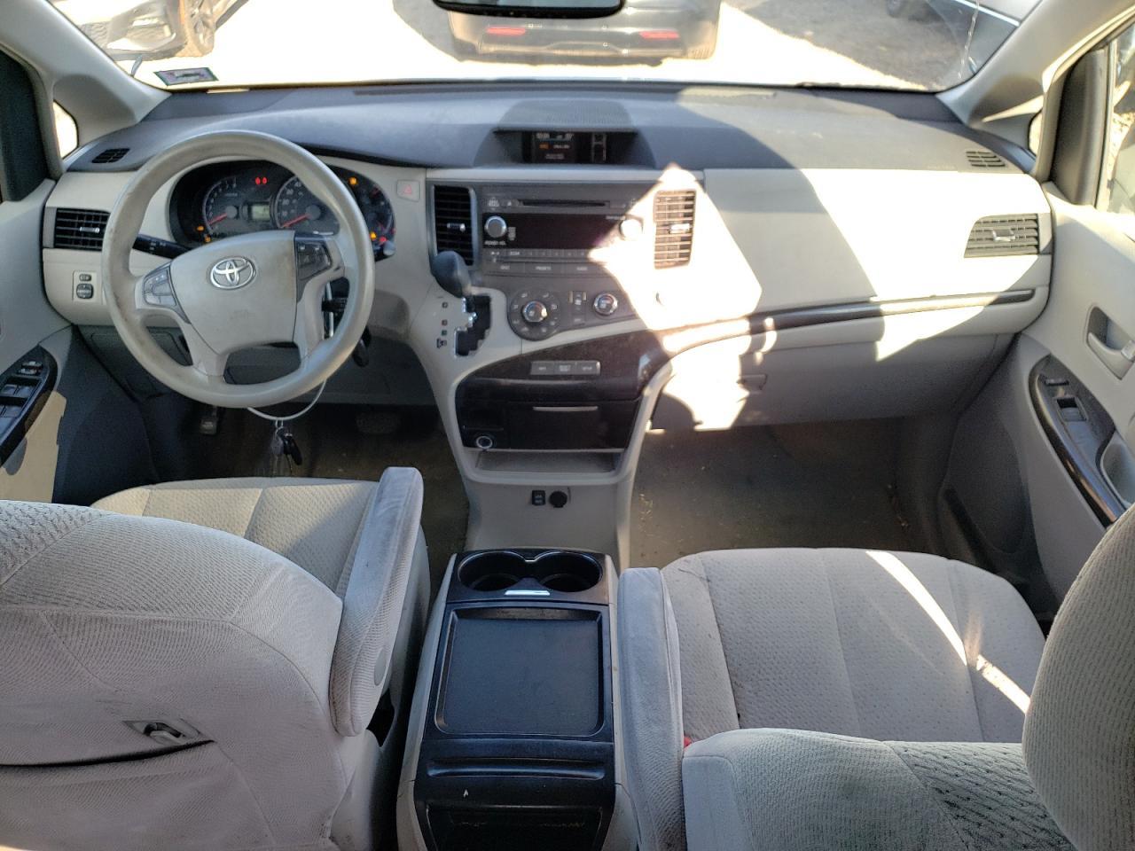 2011 TOYOTA SIENNA