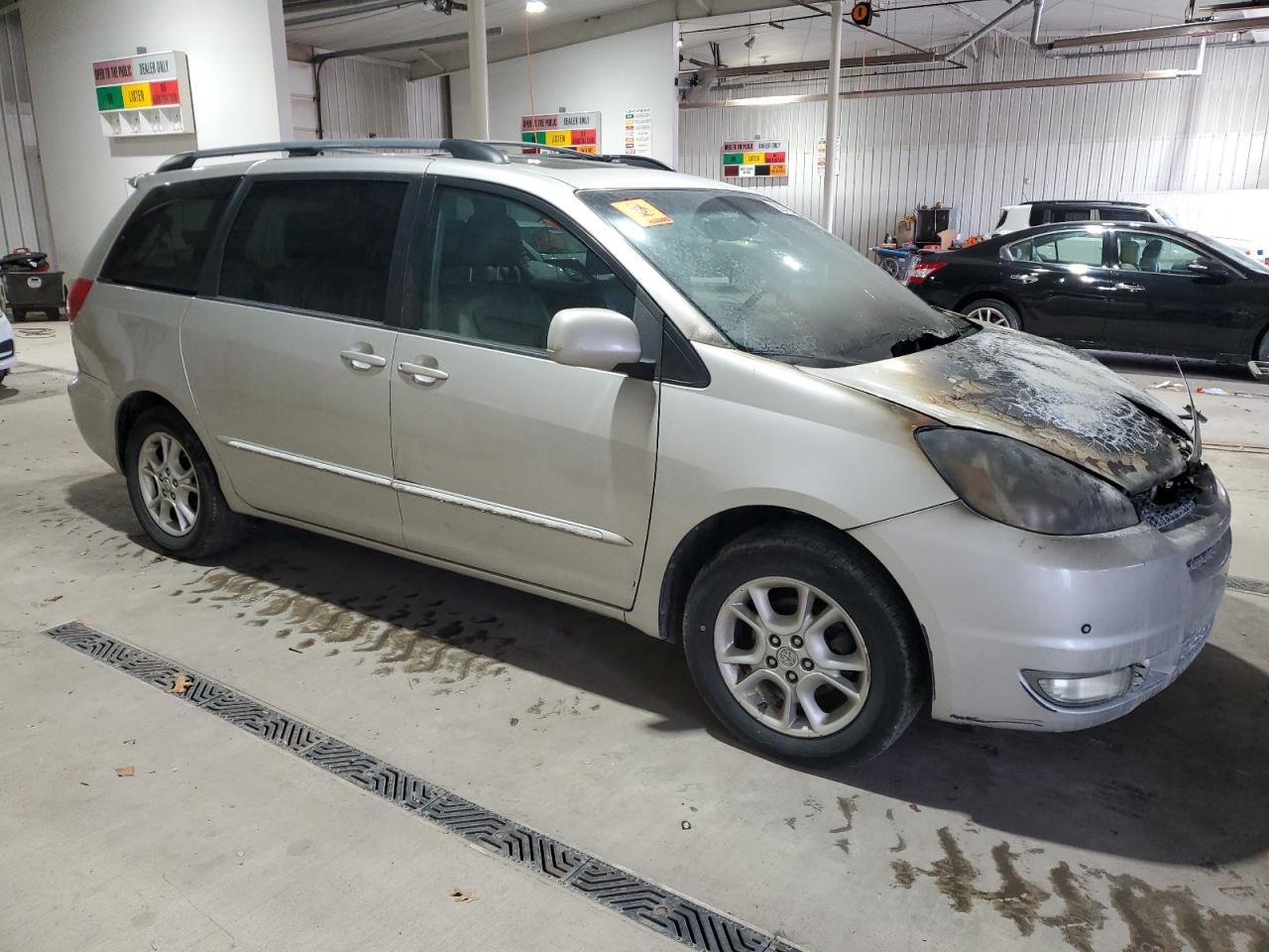 2004 TOYOTA SIENNA