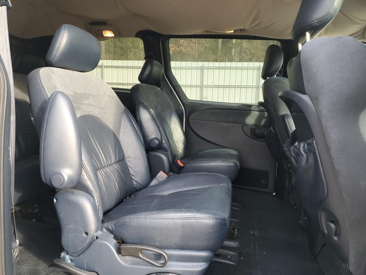 2002 CHRYSLER Town & Country