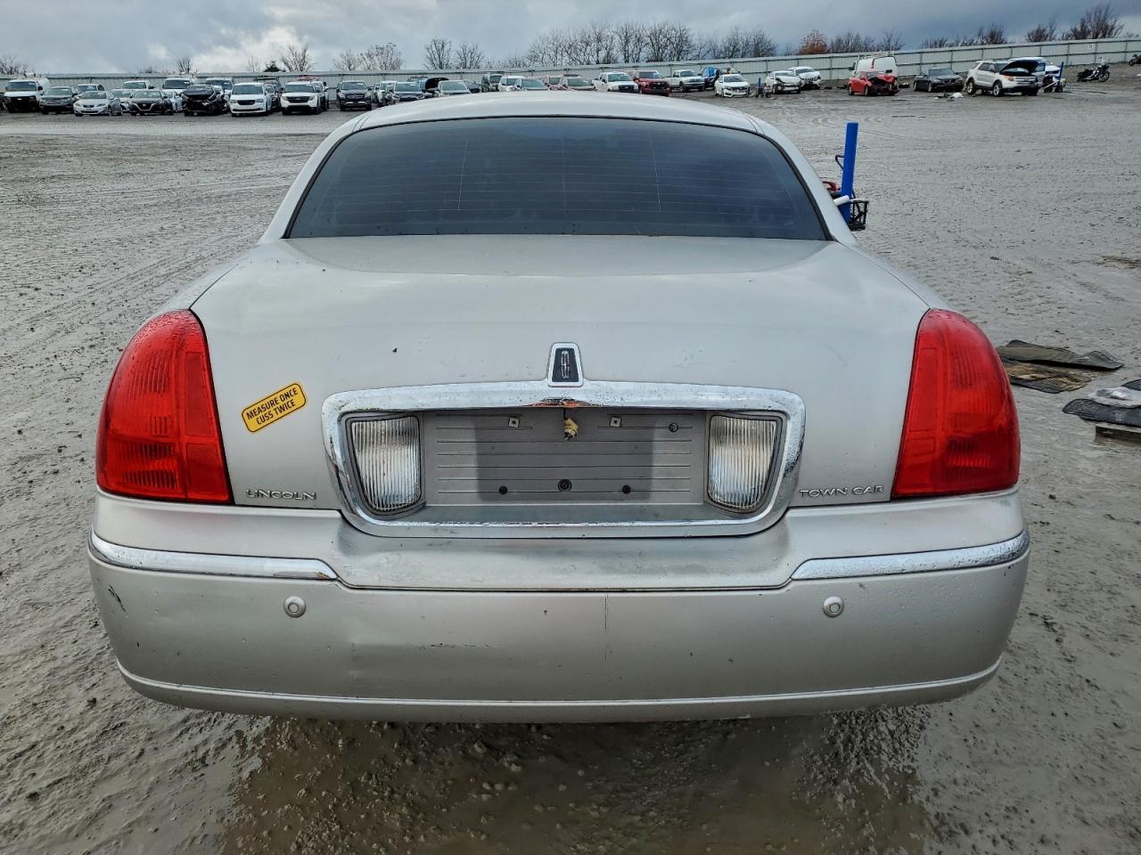 2004 LINCOLN Town Car