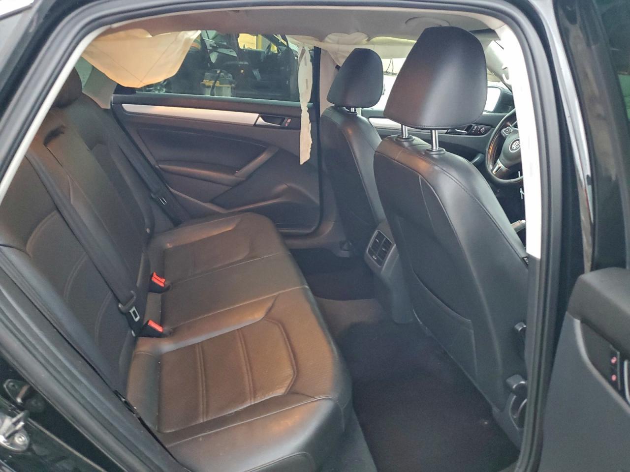 2013 VOLKSWAGEN Passat