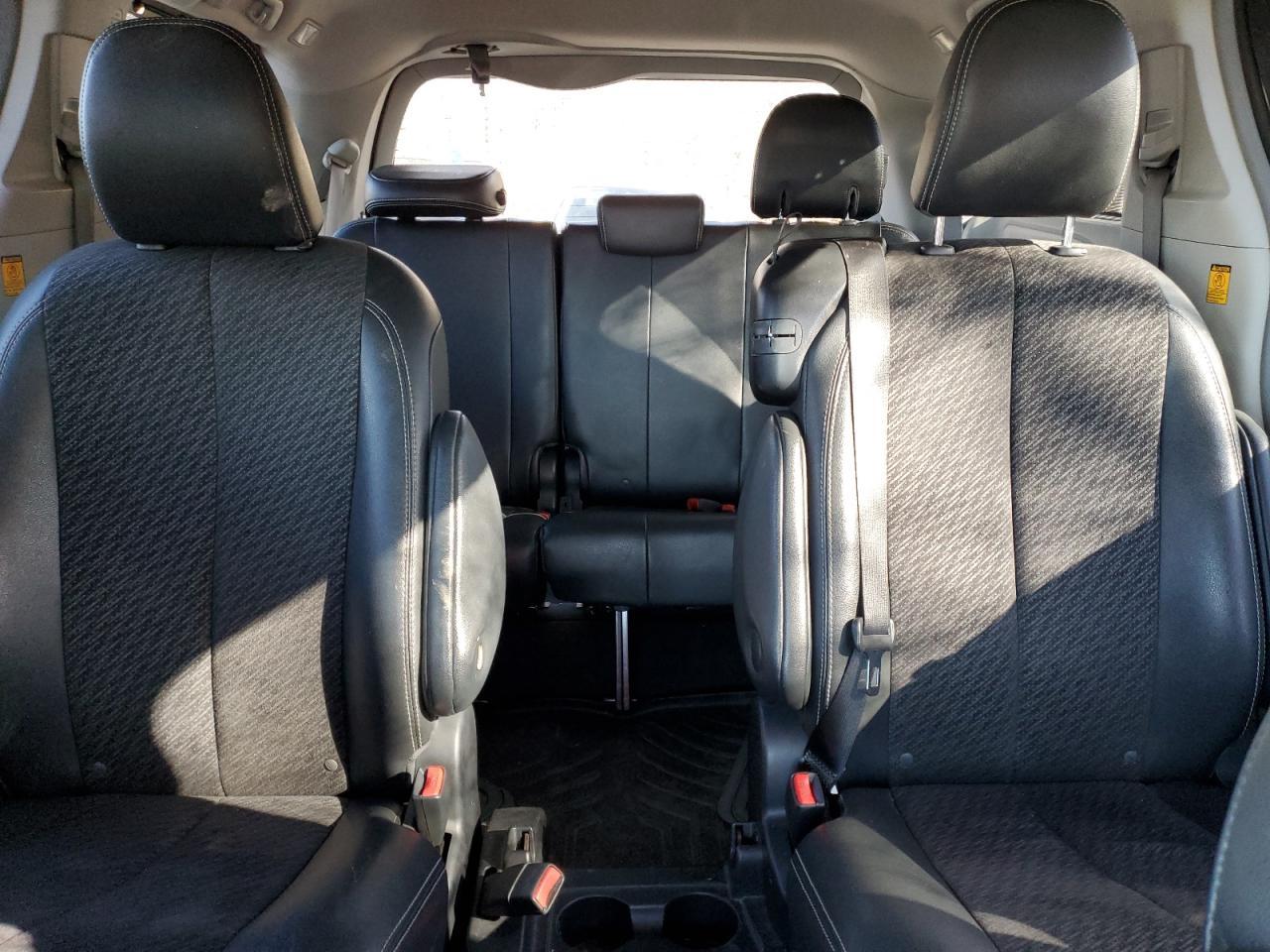 2011 TOYOTA SIENNA