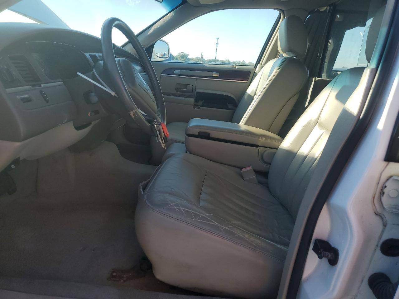 2003 LINCOLN Town Car