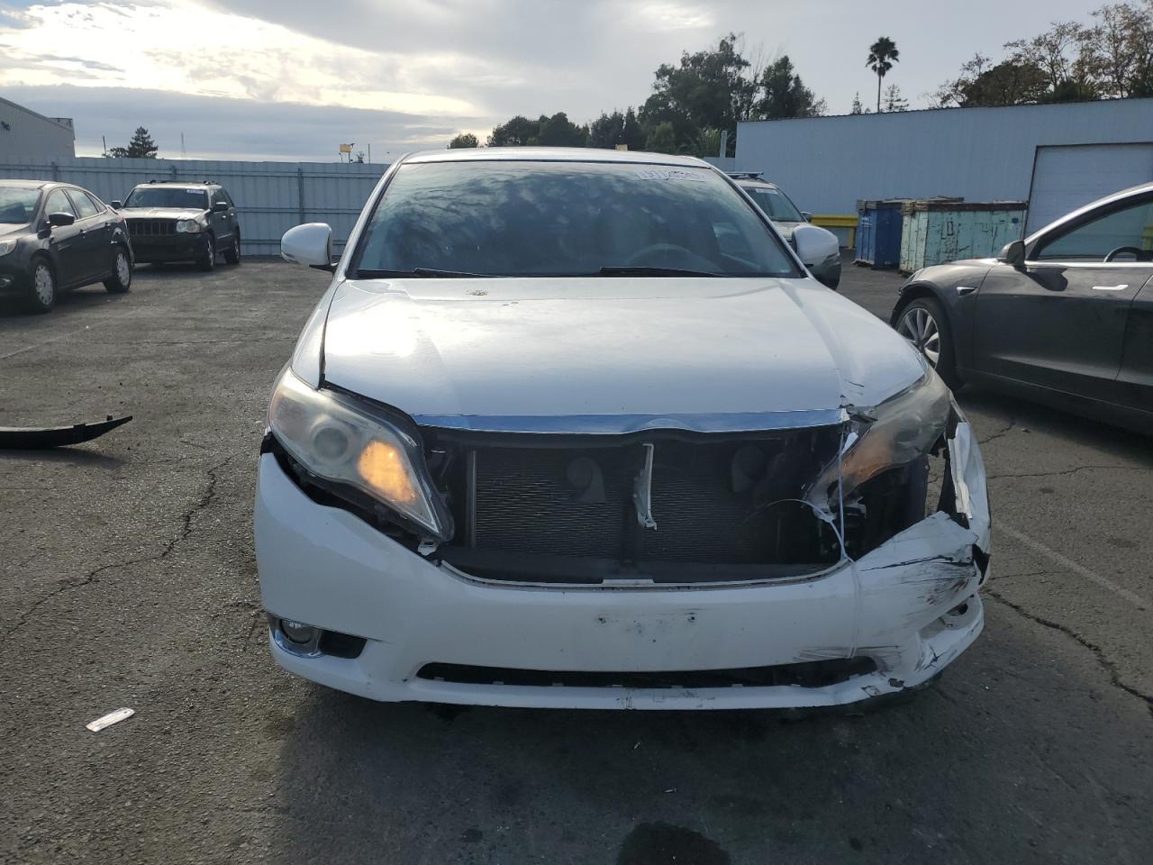 2011 TOYOTA Avalon