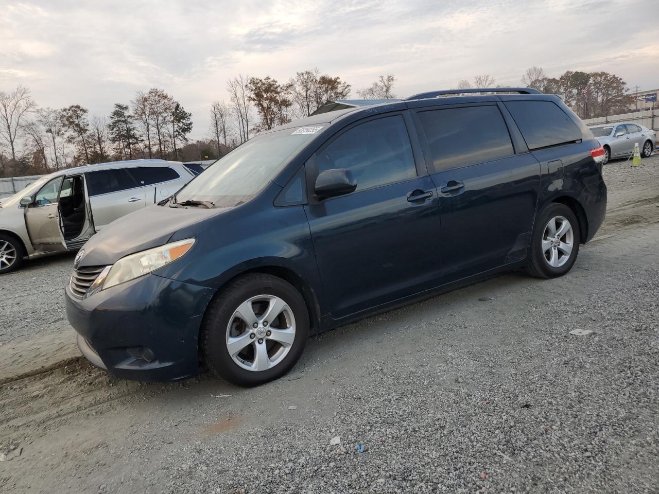 2011 TOYOTA SIENNA