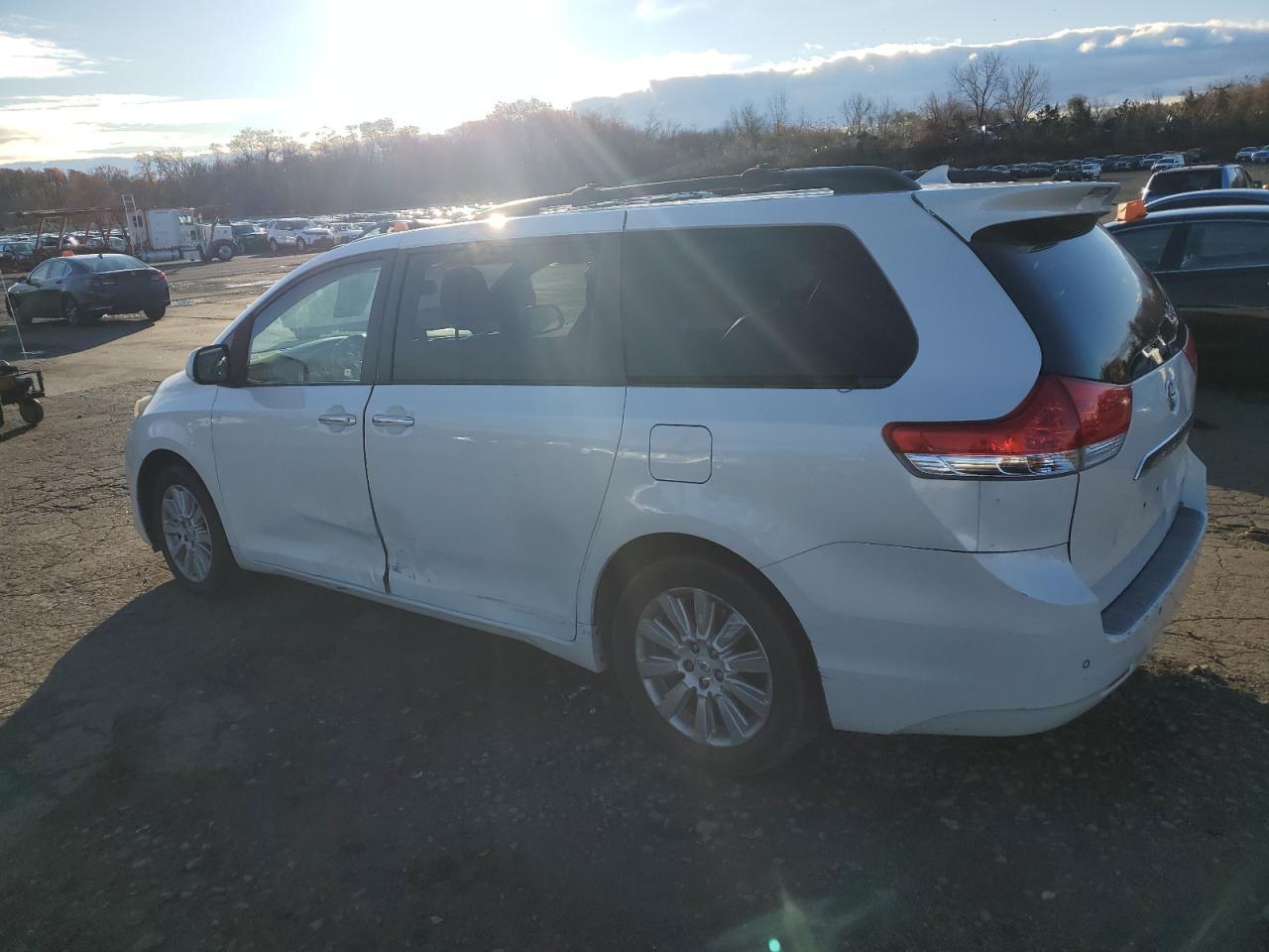 2011 TOYOTA SIENNA