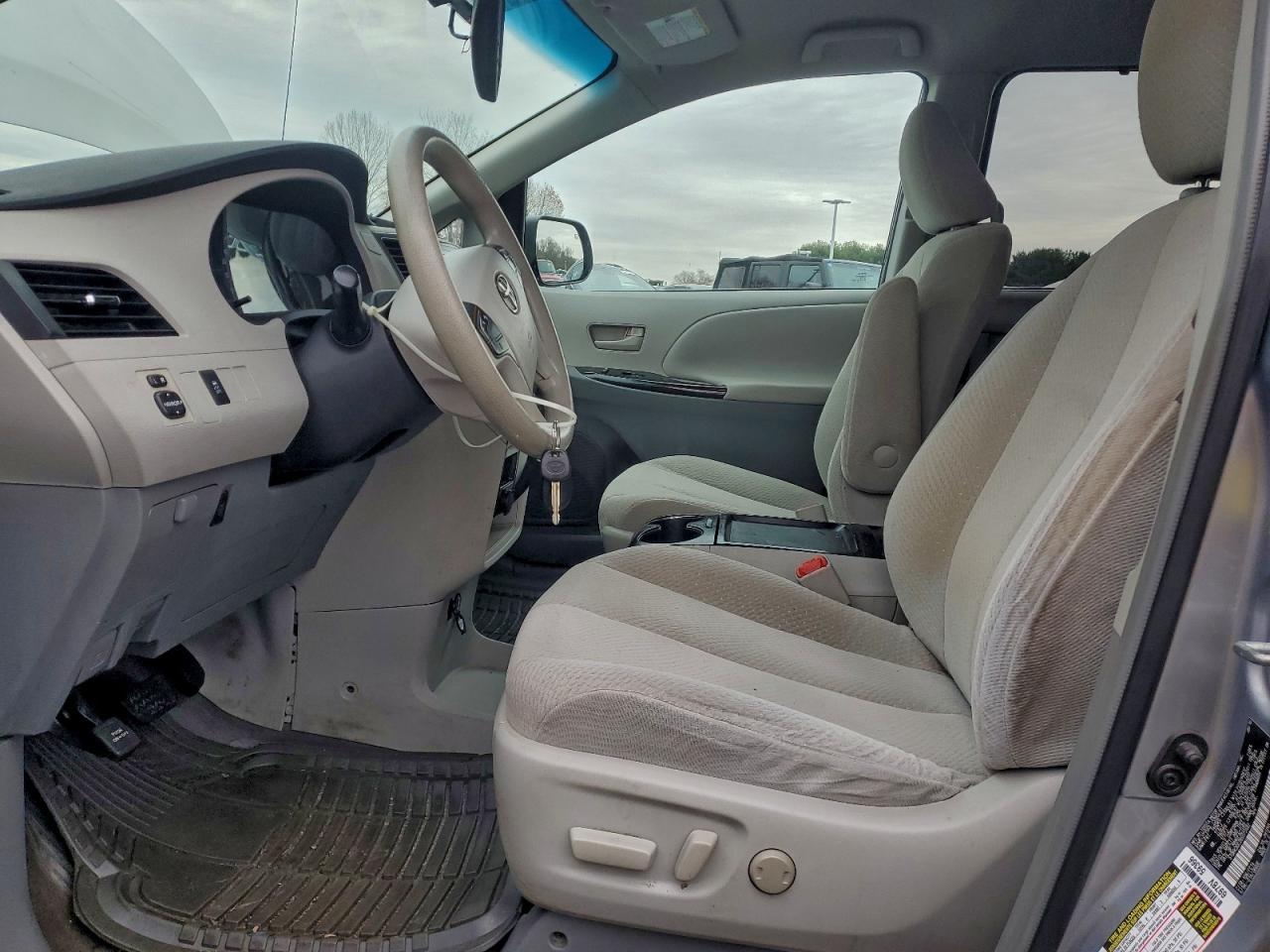 2011 TOYOTA SIENNA