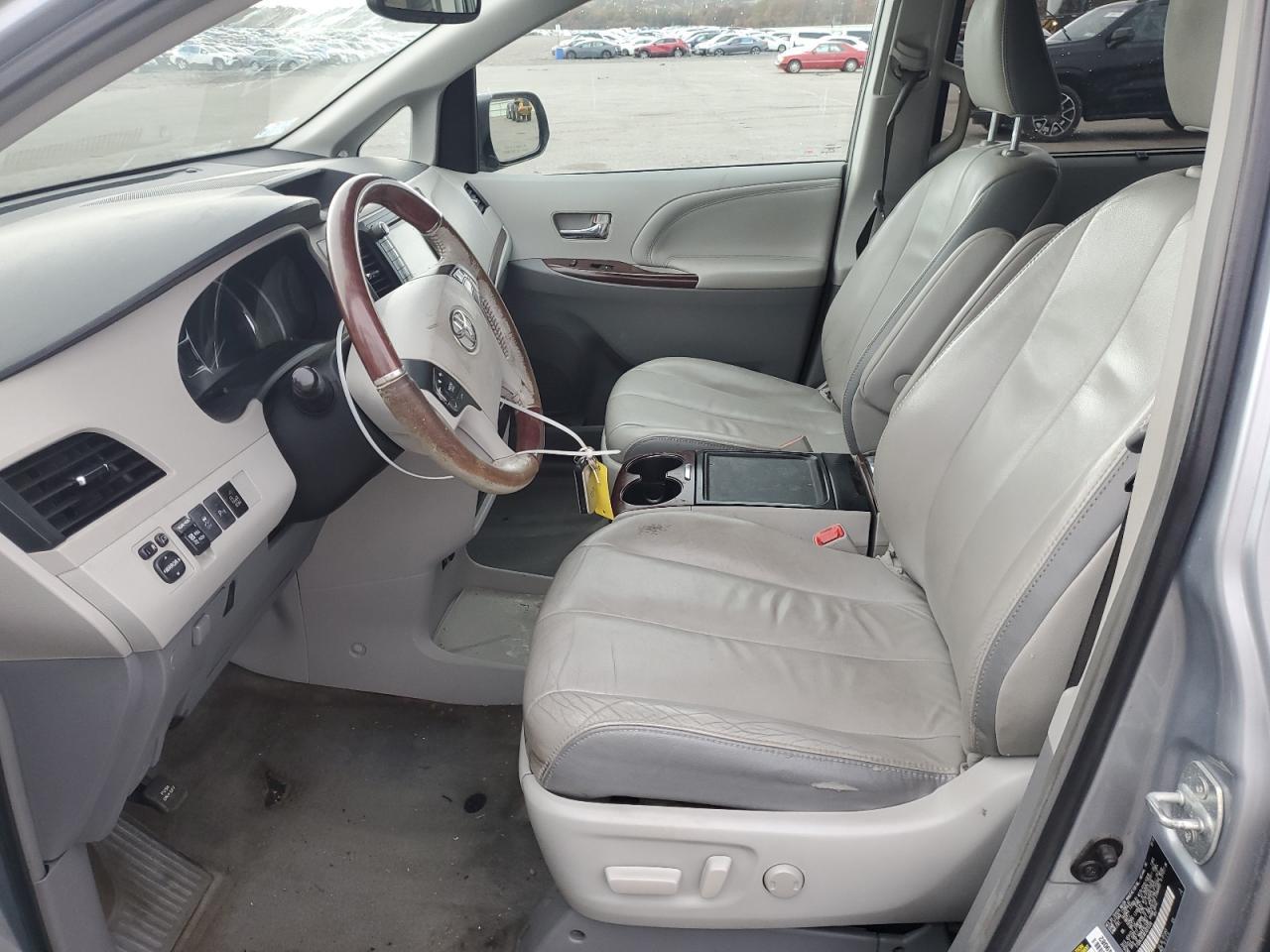 2014 TOYOTA SIENNA