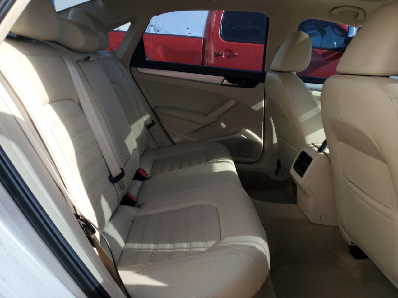 2013 VOLKSWAGEN Passat