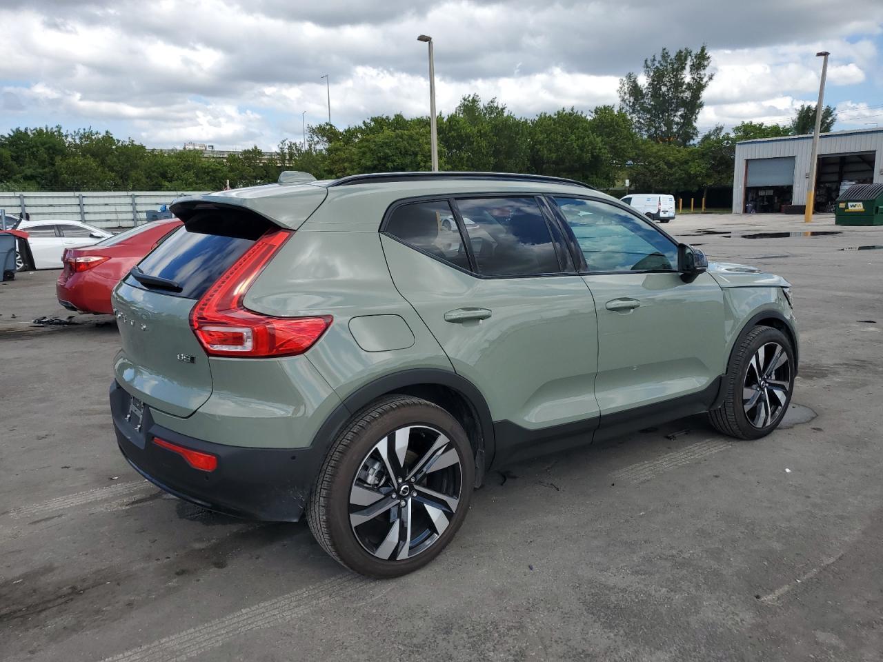 2025 VOLVO XC40