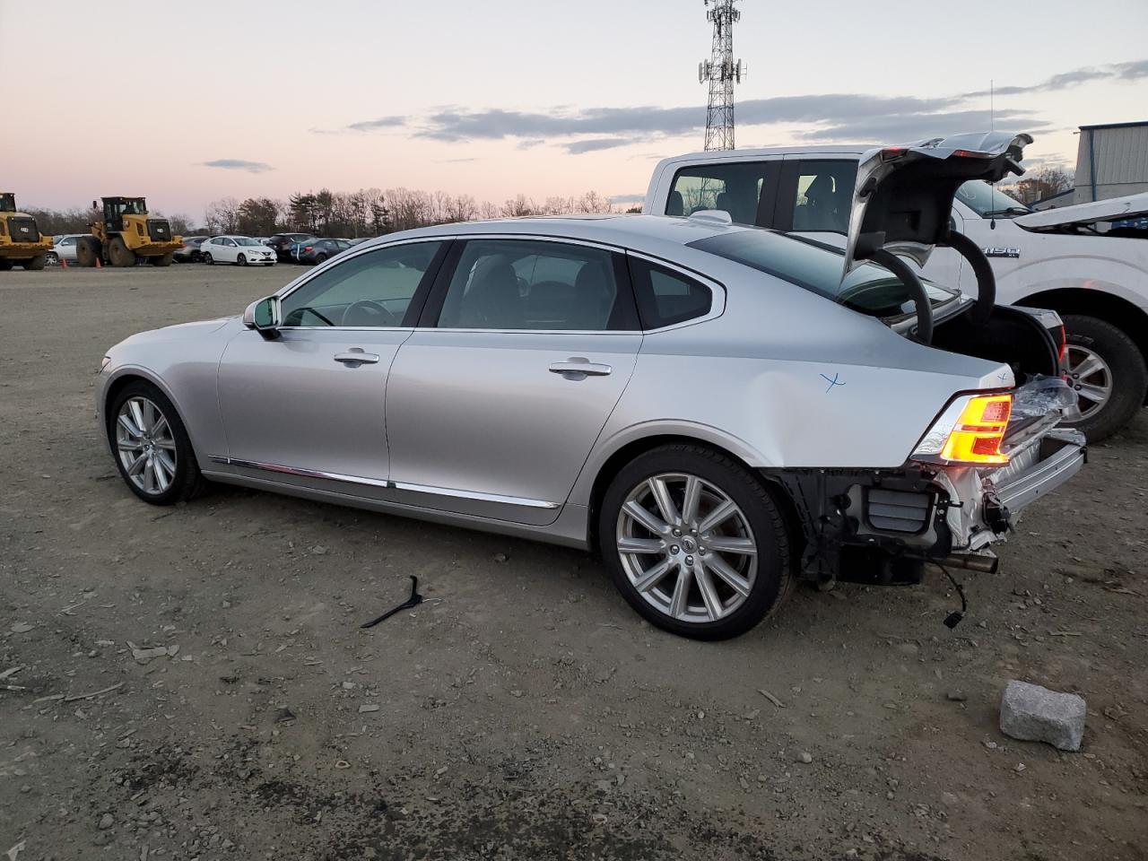 2018 VOLVO S90