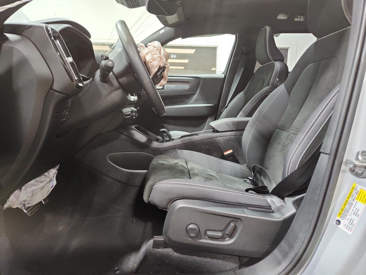 2022 VOLVO XC40