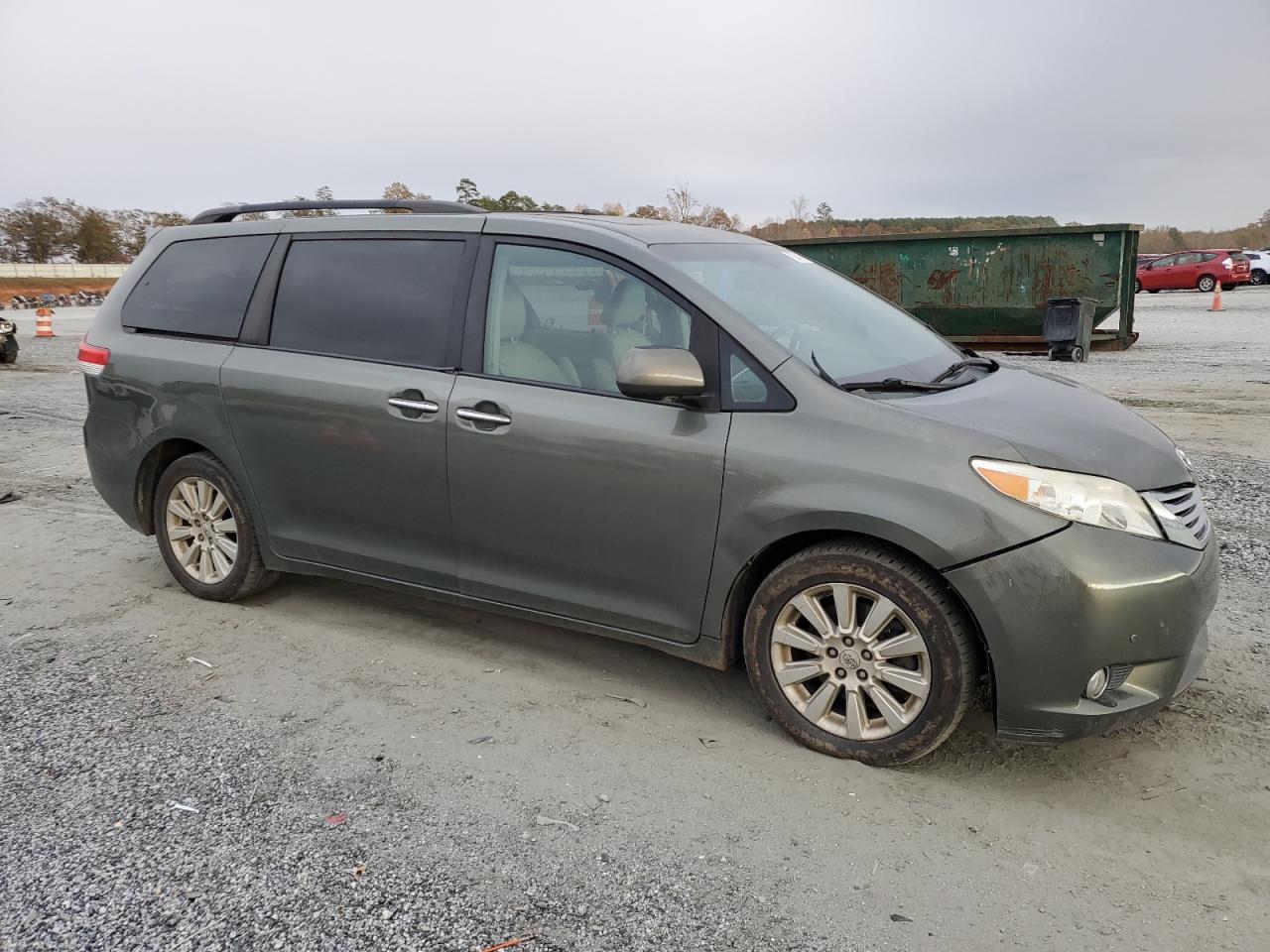 2011 TOYOTA SIENNA