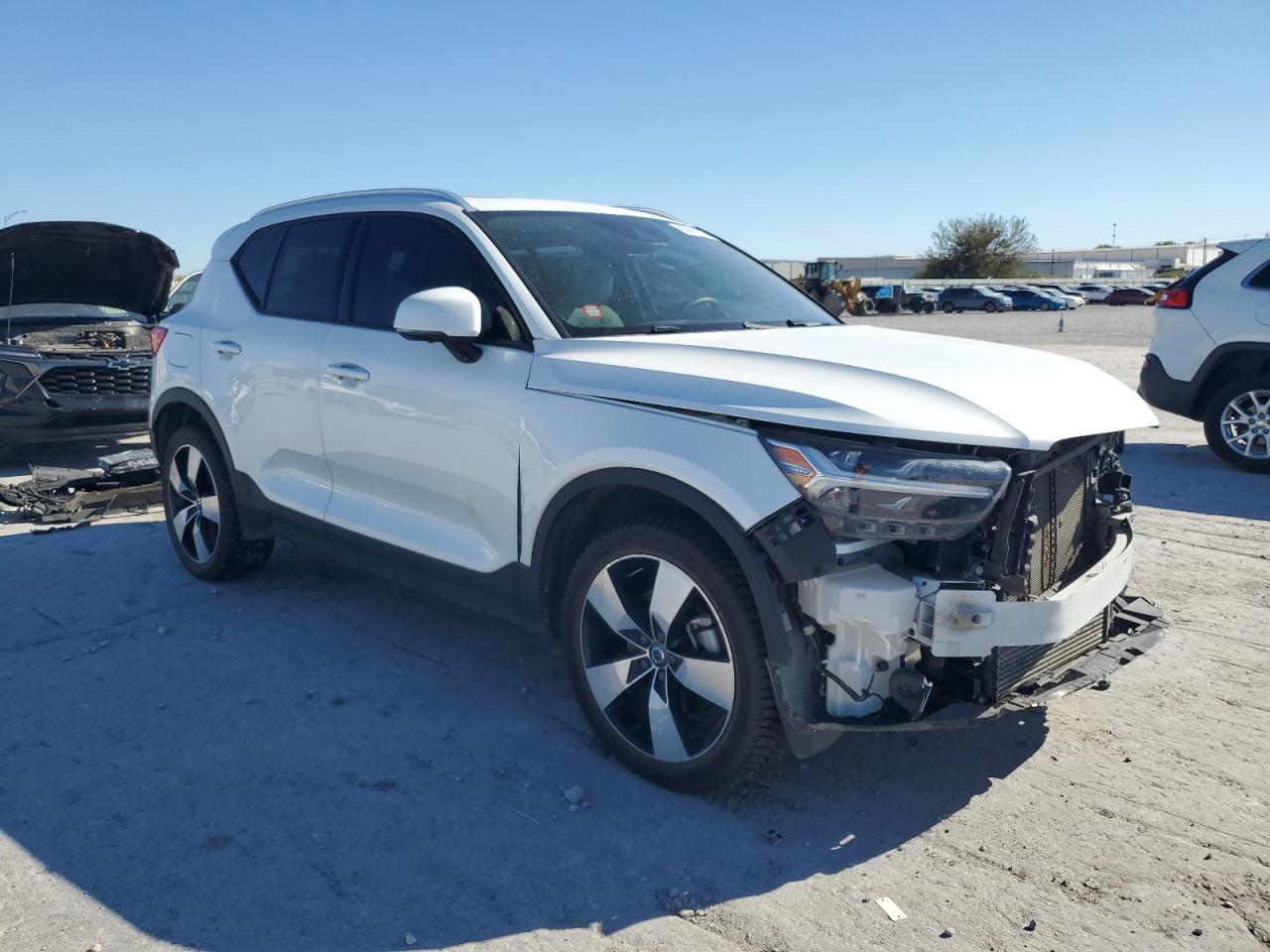2022 VOLVO XC40