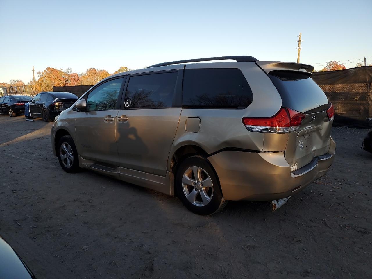 2013 TOYOTA SIENNA