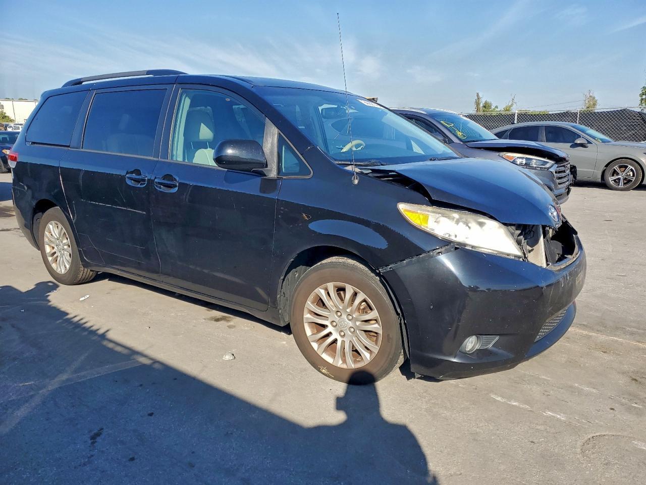 2012 TOYOTA SIENNA