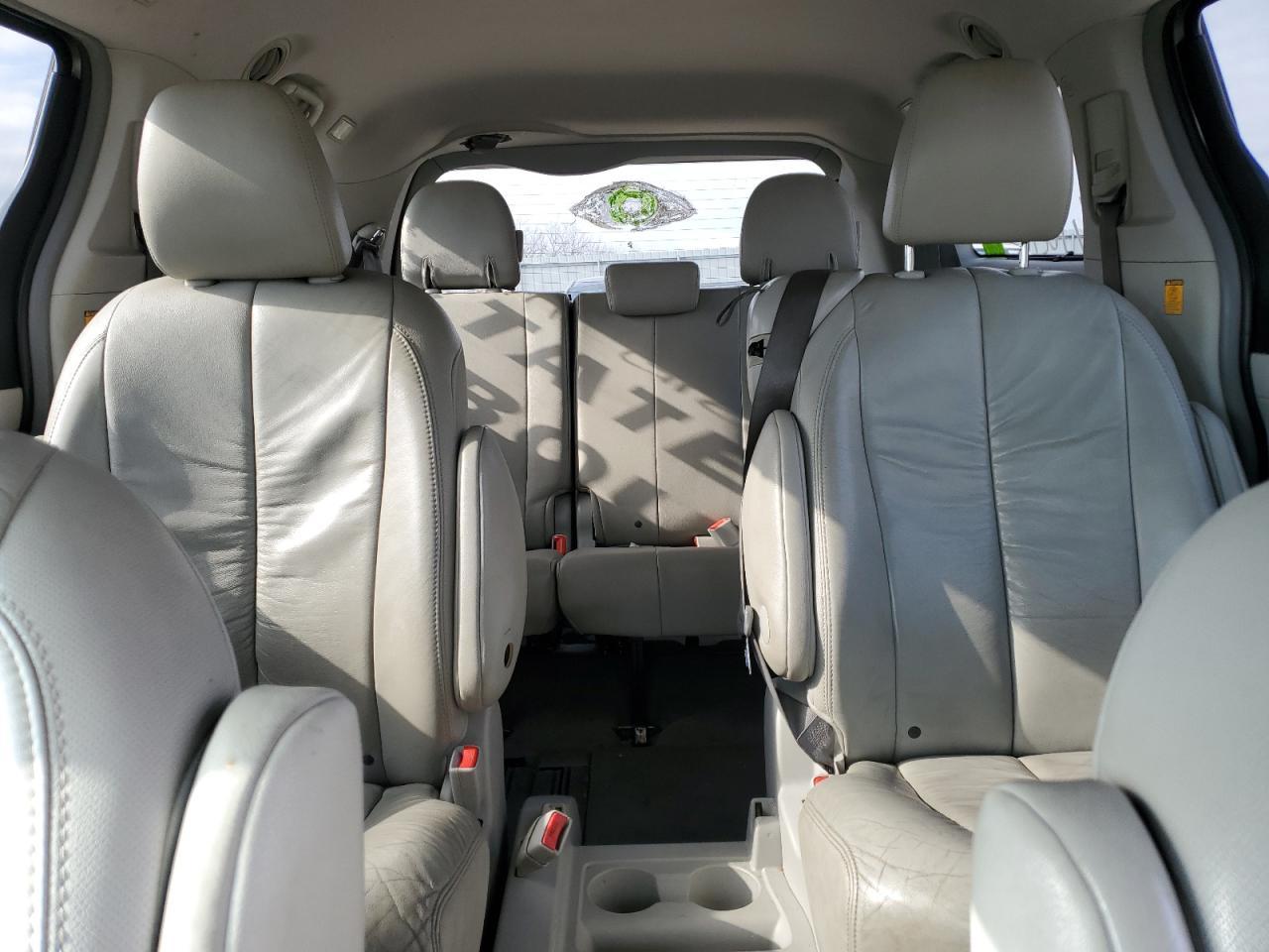 2011 TOYOTA SIENNA