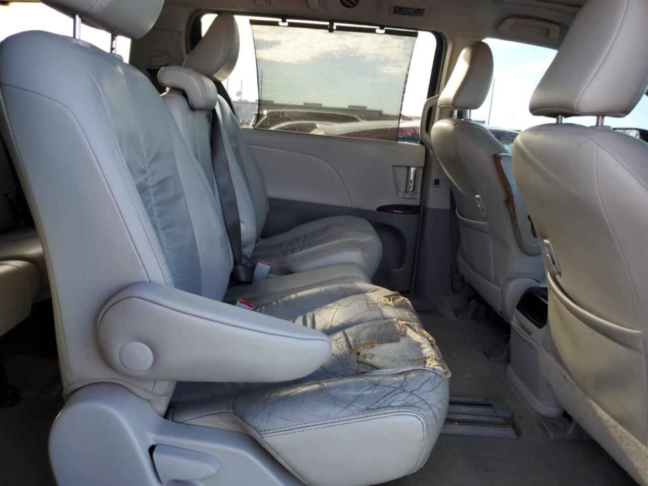 2012 TOYOTA SIENNA