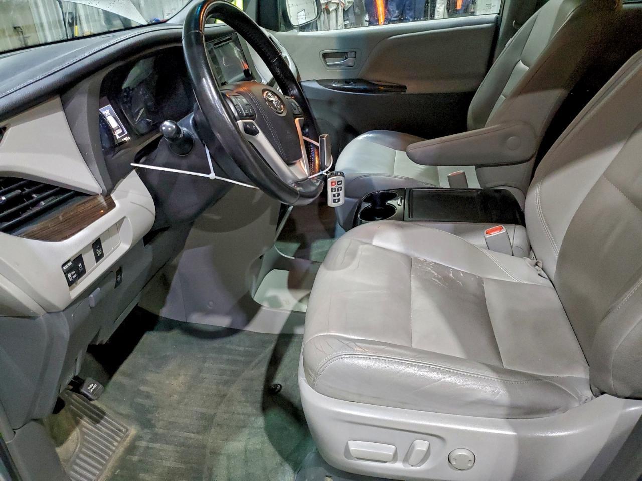 2016 TOYOTA SIENNA