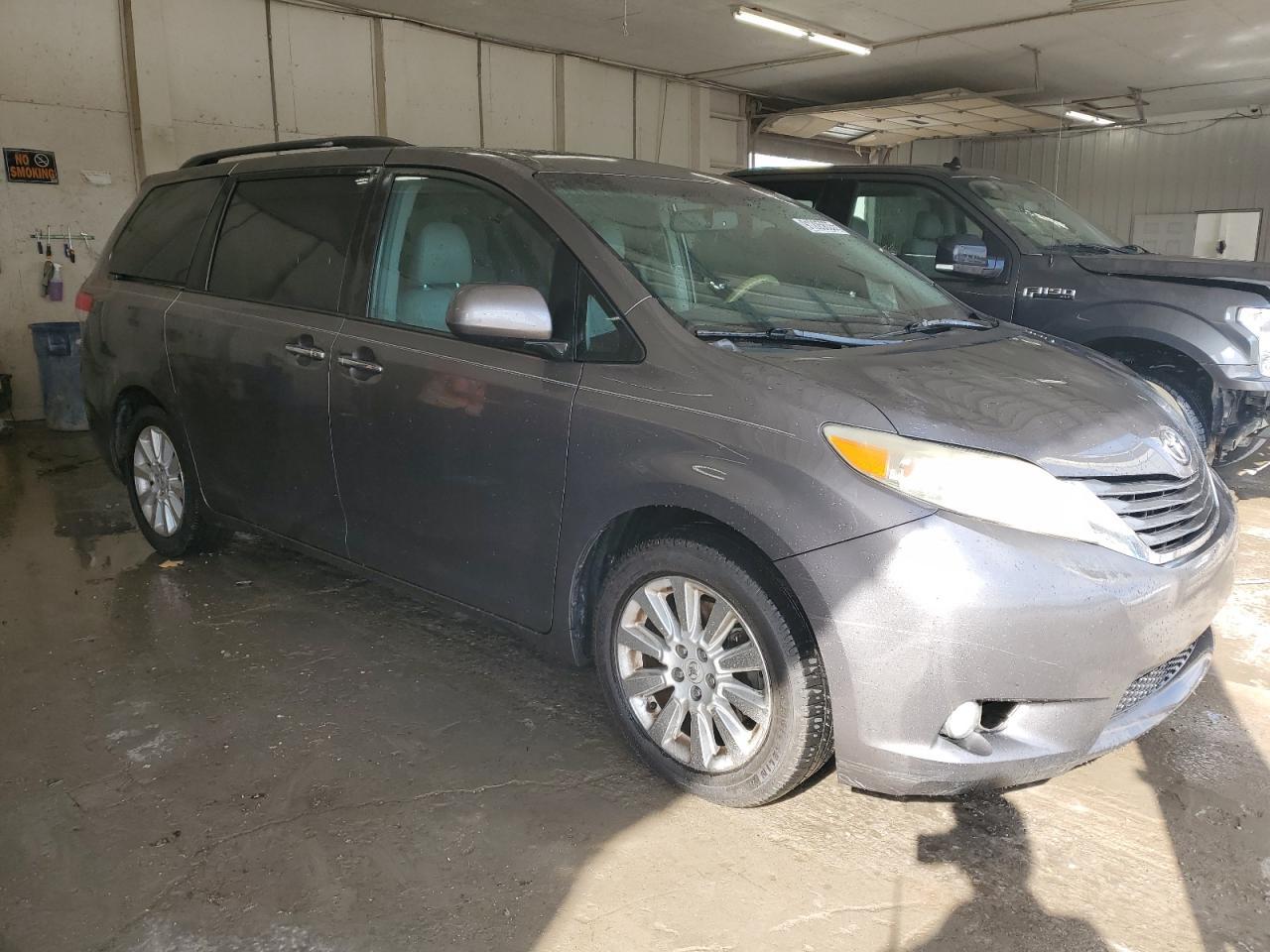 2012 TOYOTA SIENNA