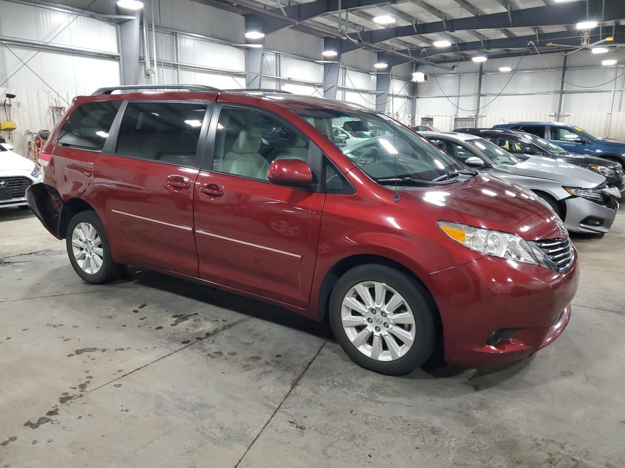 2013 TOYOTA SIENNA