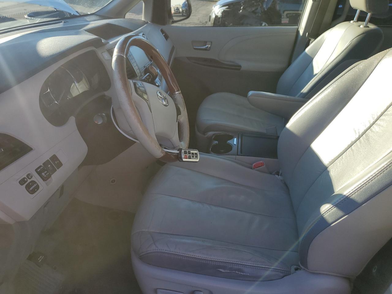 2011 TOYOTA SIENNA