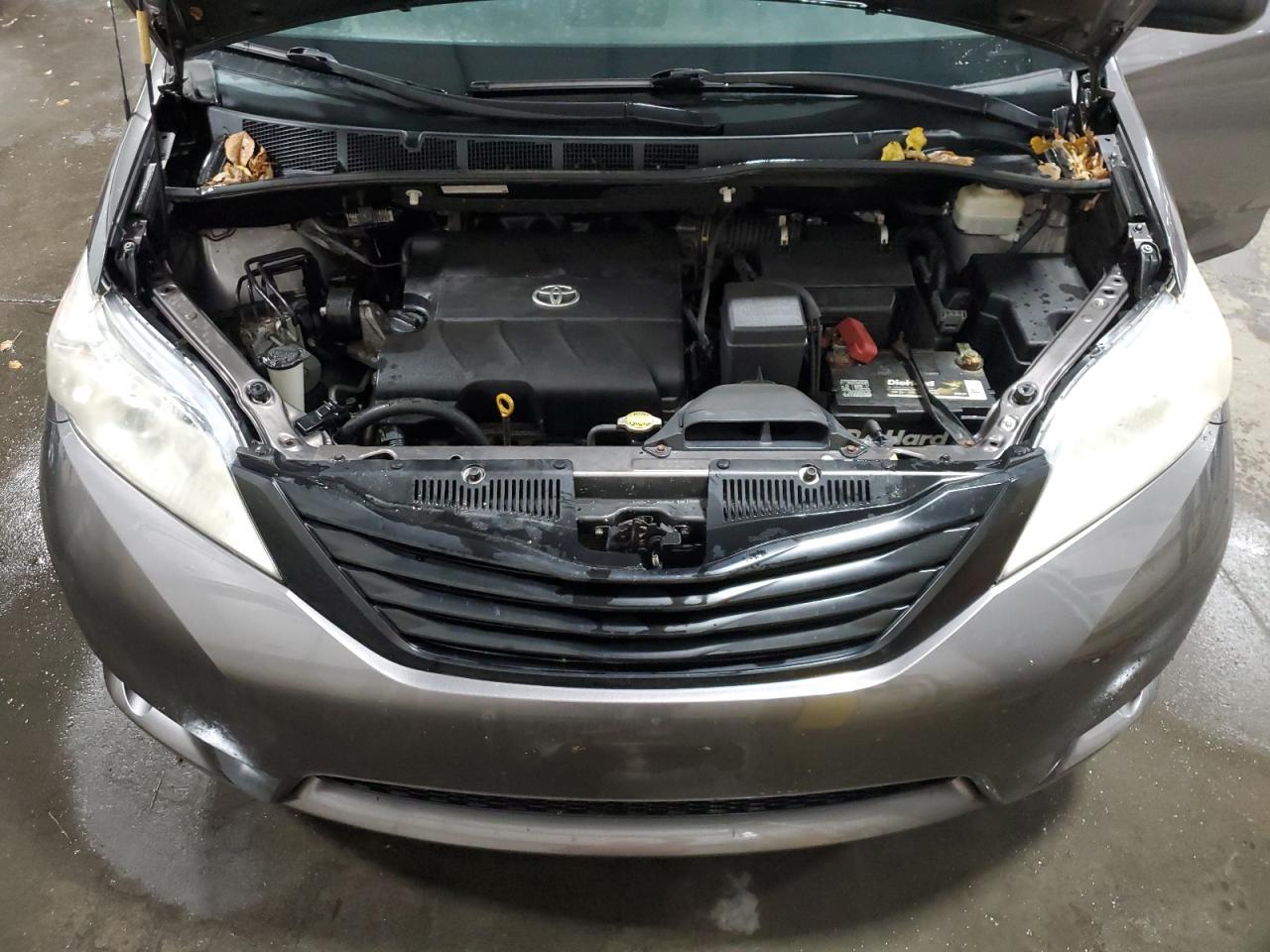 2011 TOYOTA SIENNA