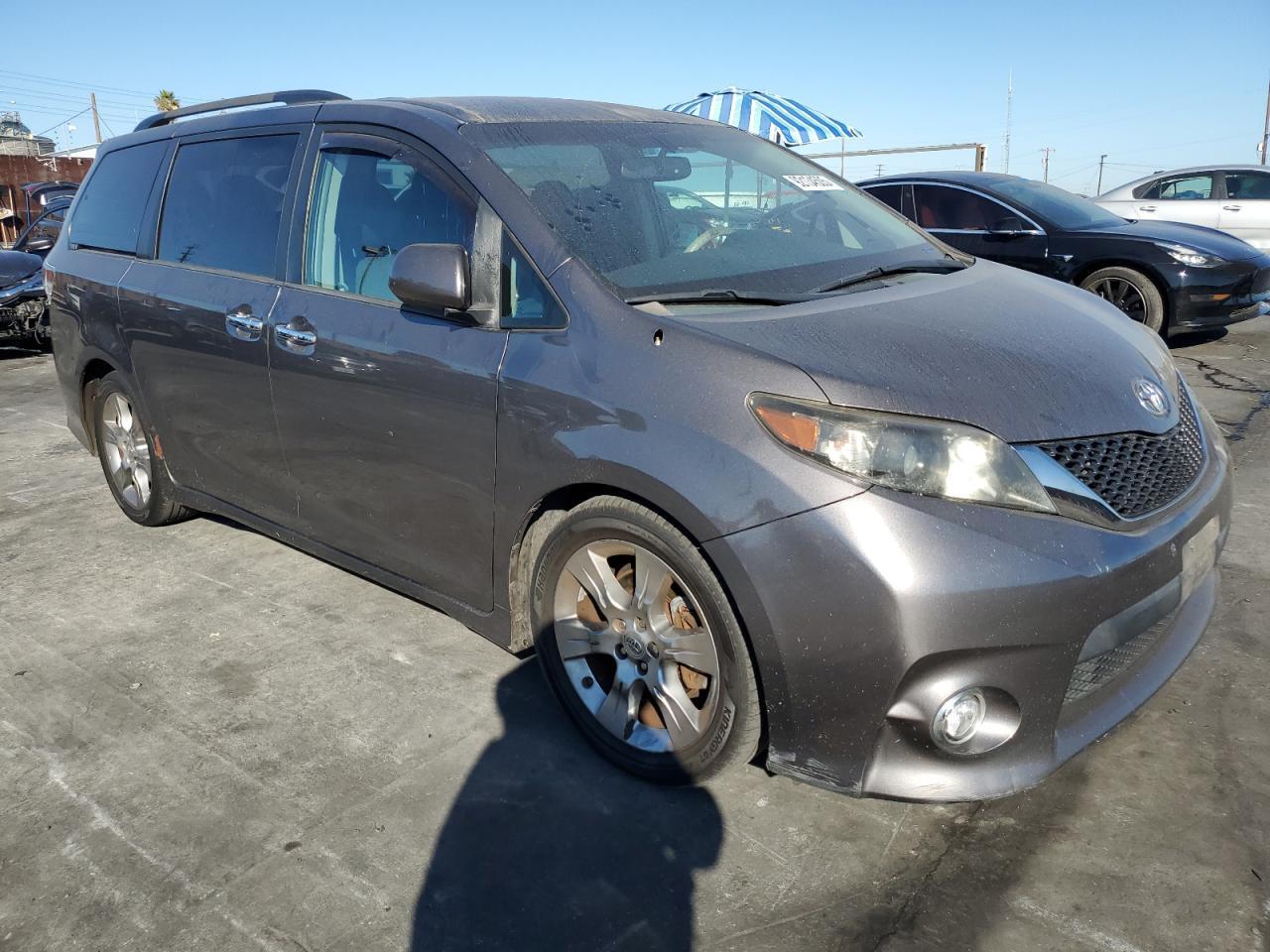 2014 TOYOTA SIENNA