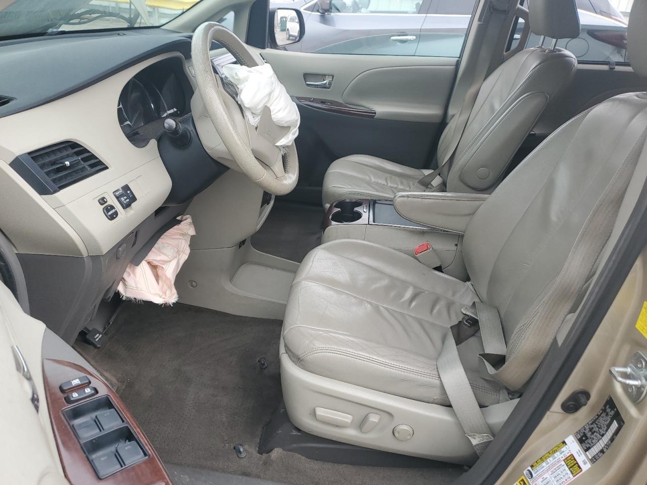 2011 TOYOTA SIENNA