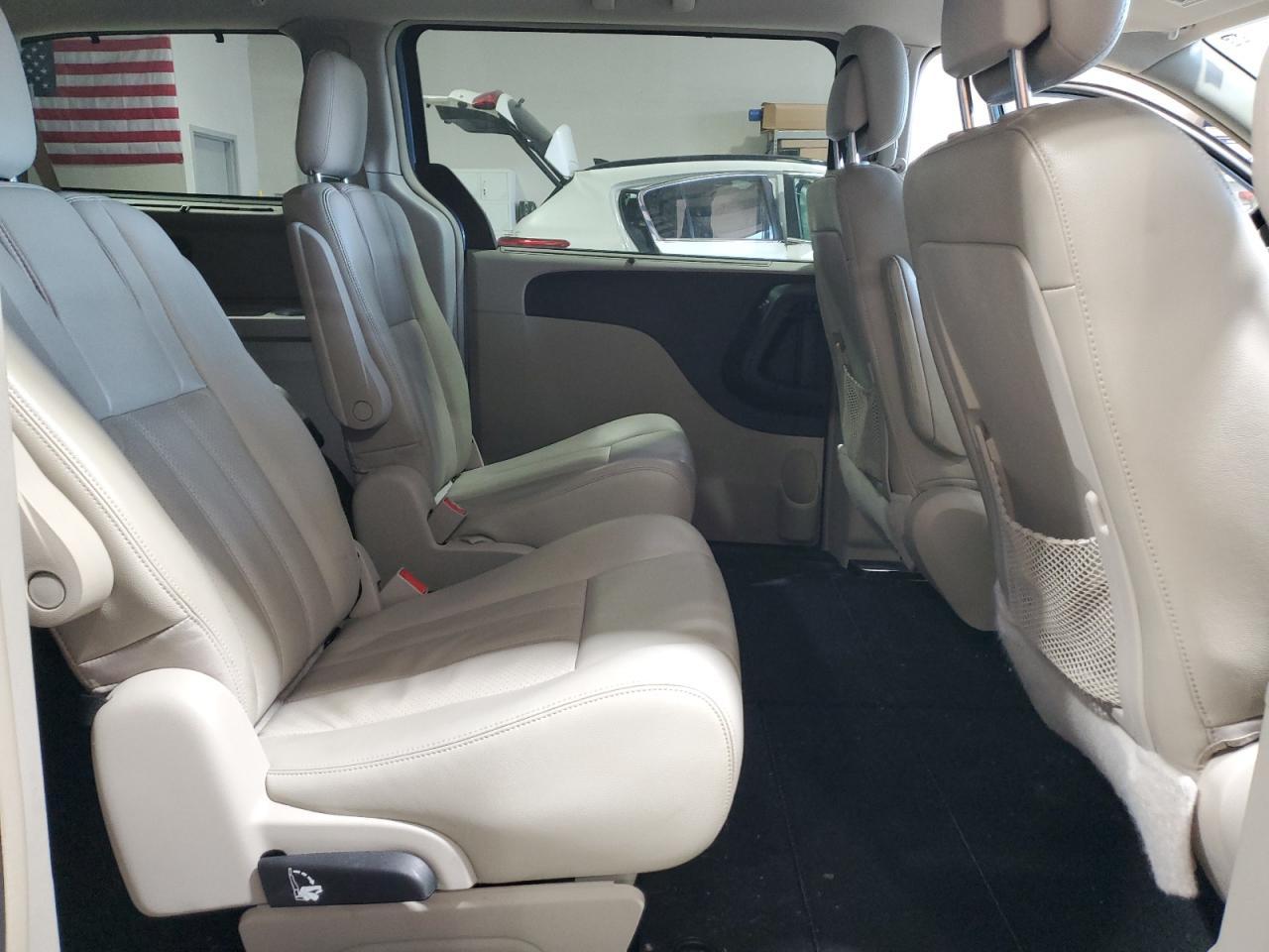 2011 CHRYSLER Town & Country