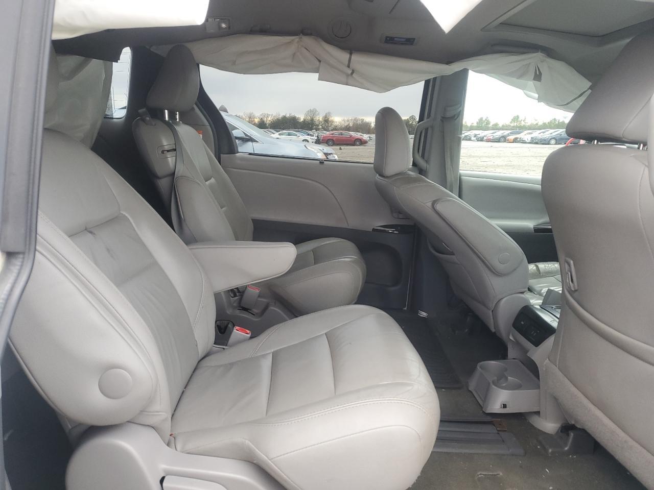 2016 TOYOTA SIENNA