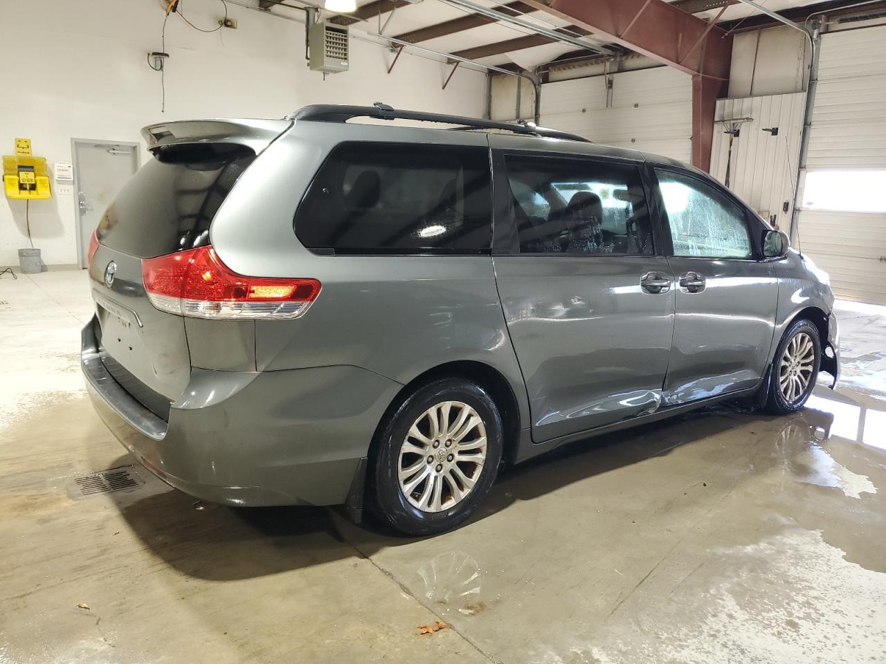 2013 TOYOTA SIENNA