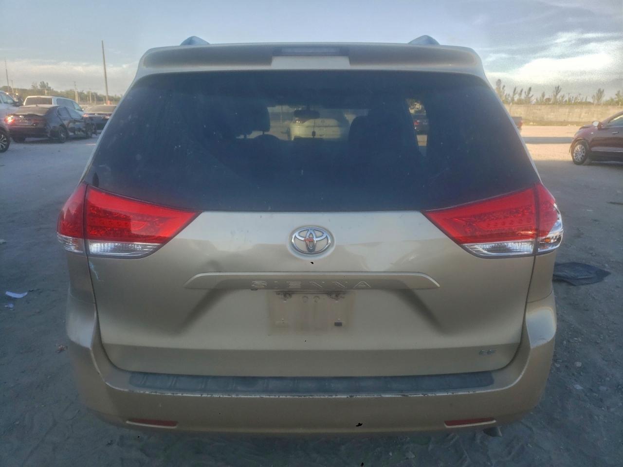 2013 TOYOTA SIENNA