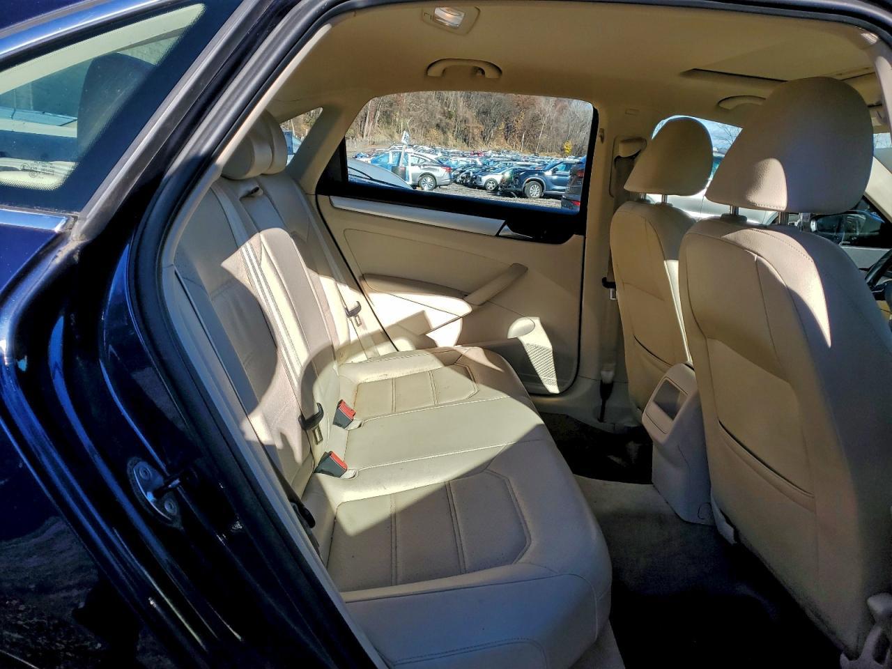 2012 VOLKSWAGEN Passat