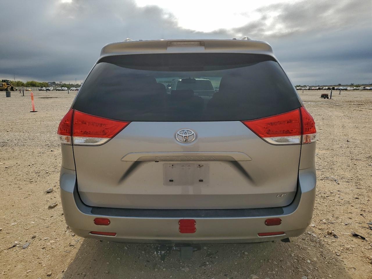 2011 TOYOTA SIENNA