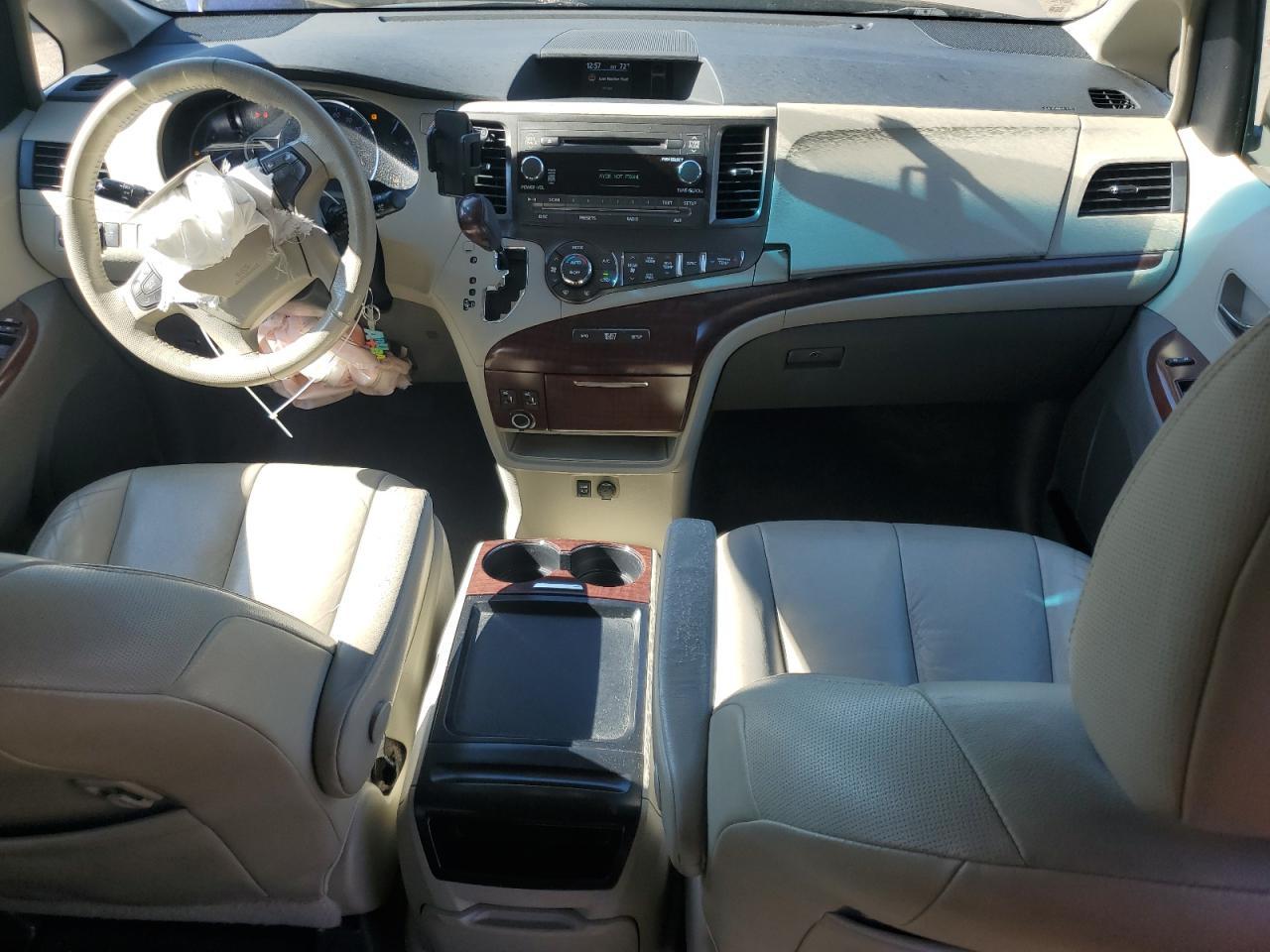 2011 TOYOTA SIENNA