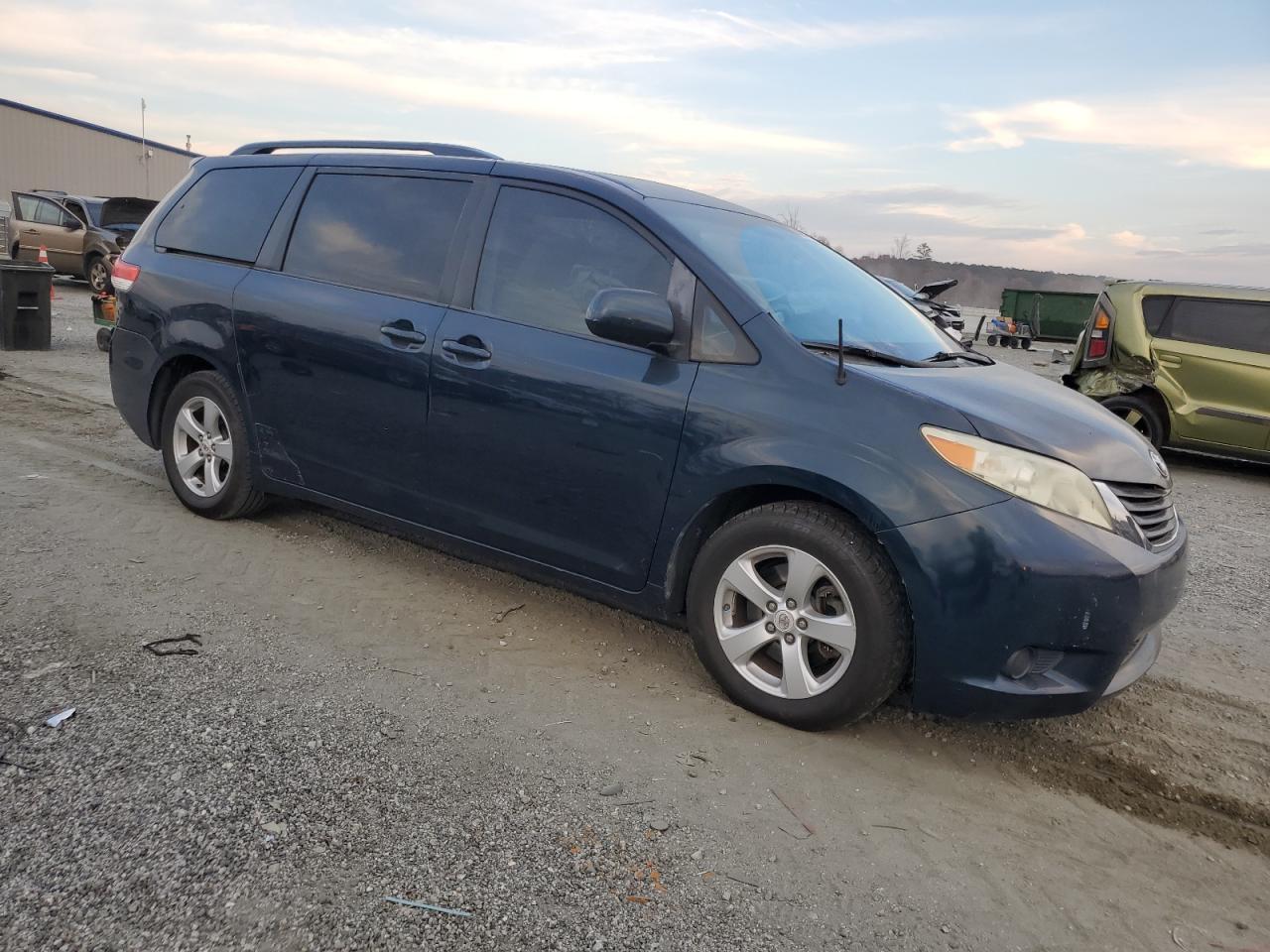 2011 TOYOTA SIENNA