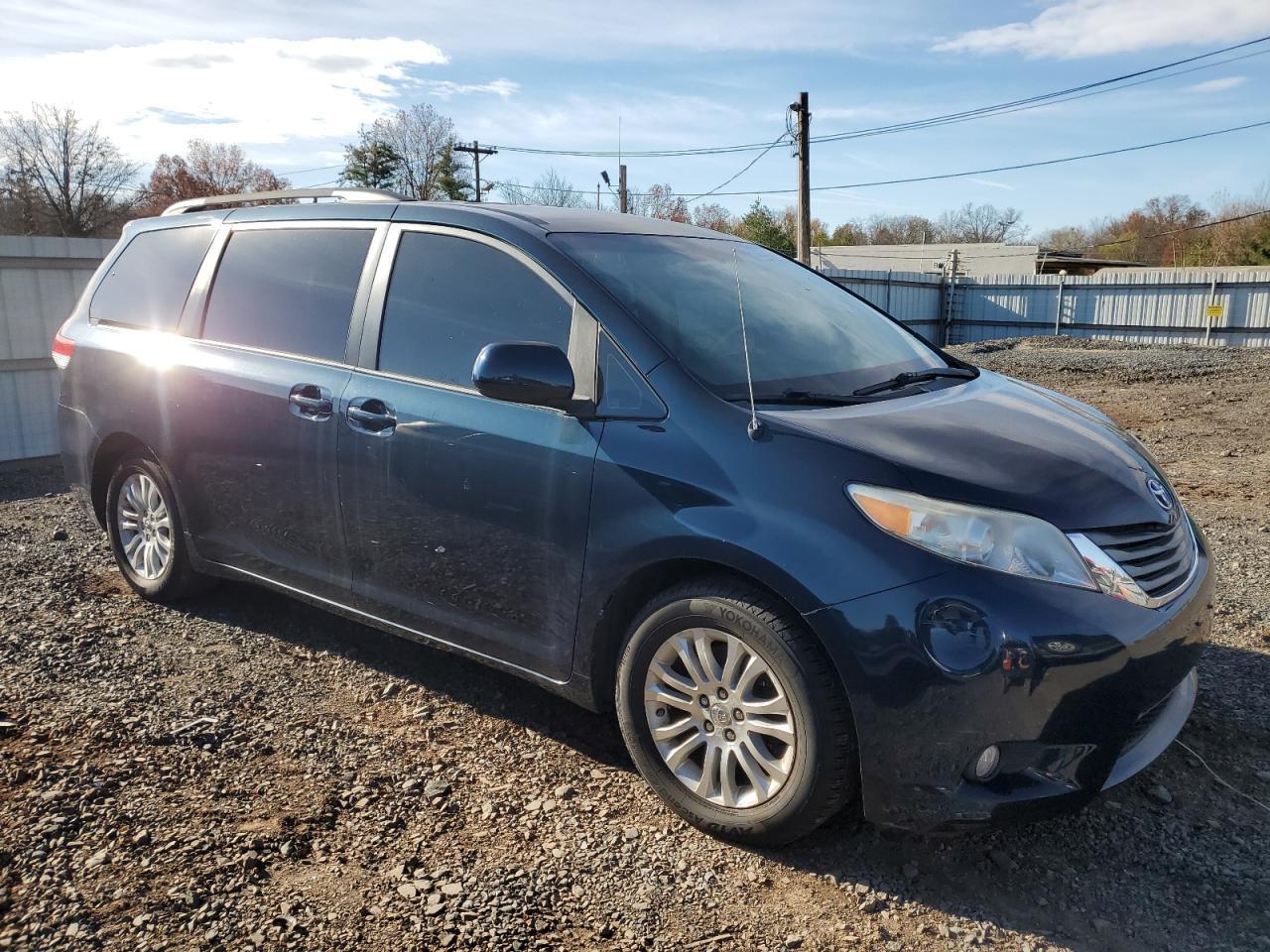 2011 TOYOTA SIENNA