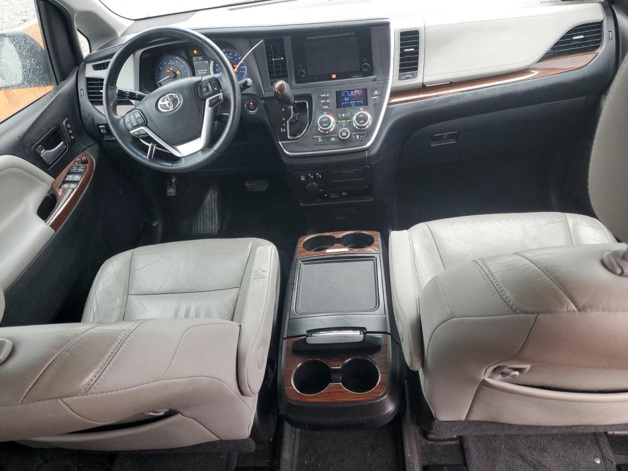 2016 TOYOTA SIENNA