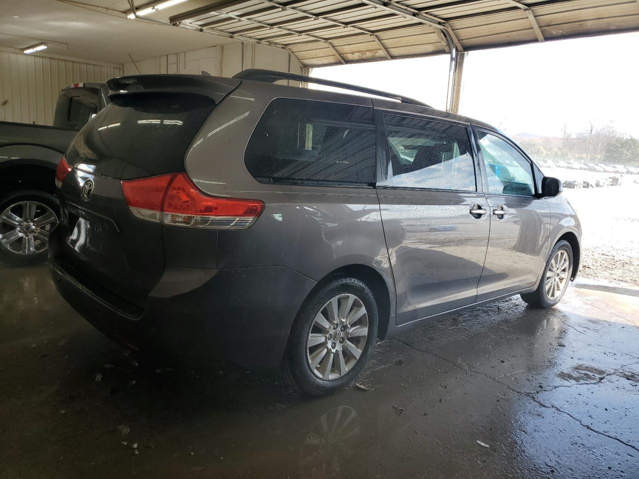 2012 TOYOTA SIENNA