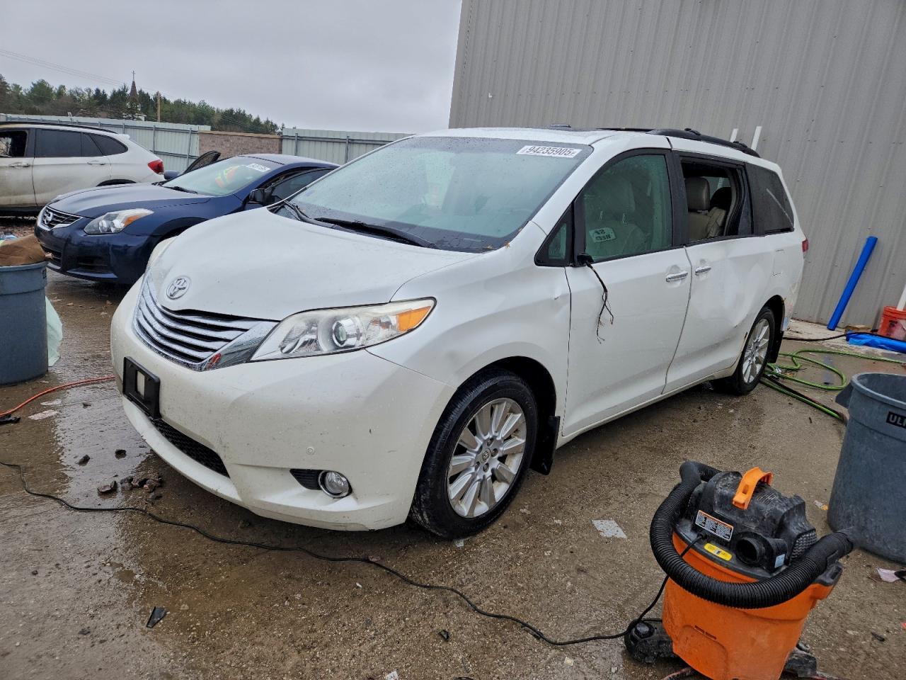 2012 TOYOTA SIENNA