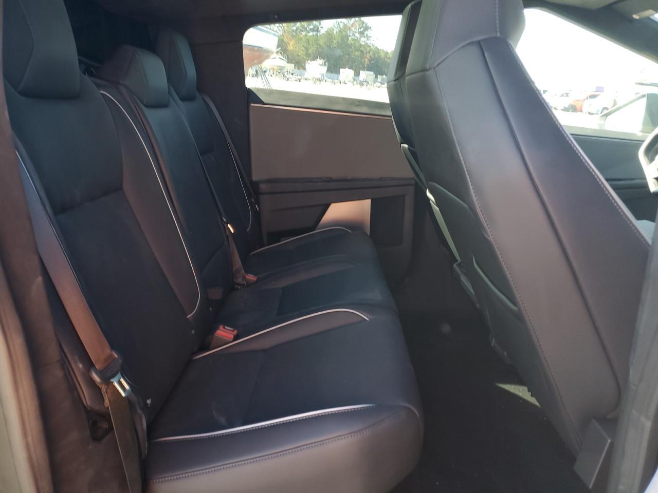 2025 TESLA Cybertruck