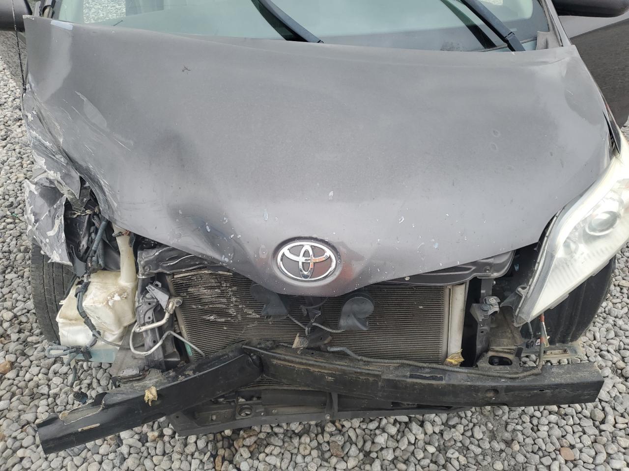 2011 TOYOTA SIENNA