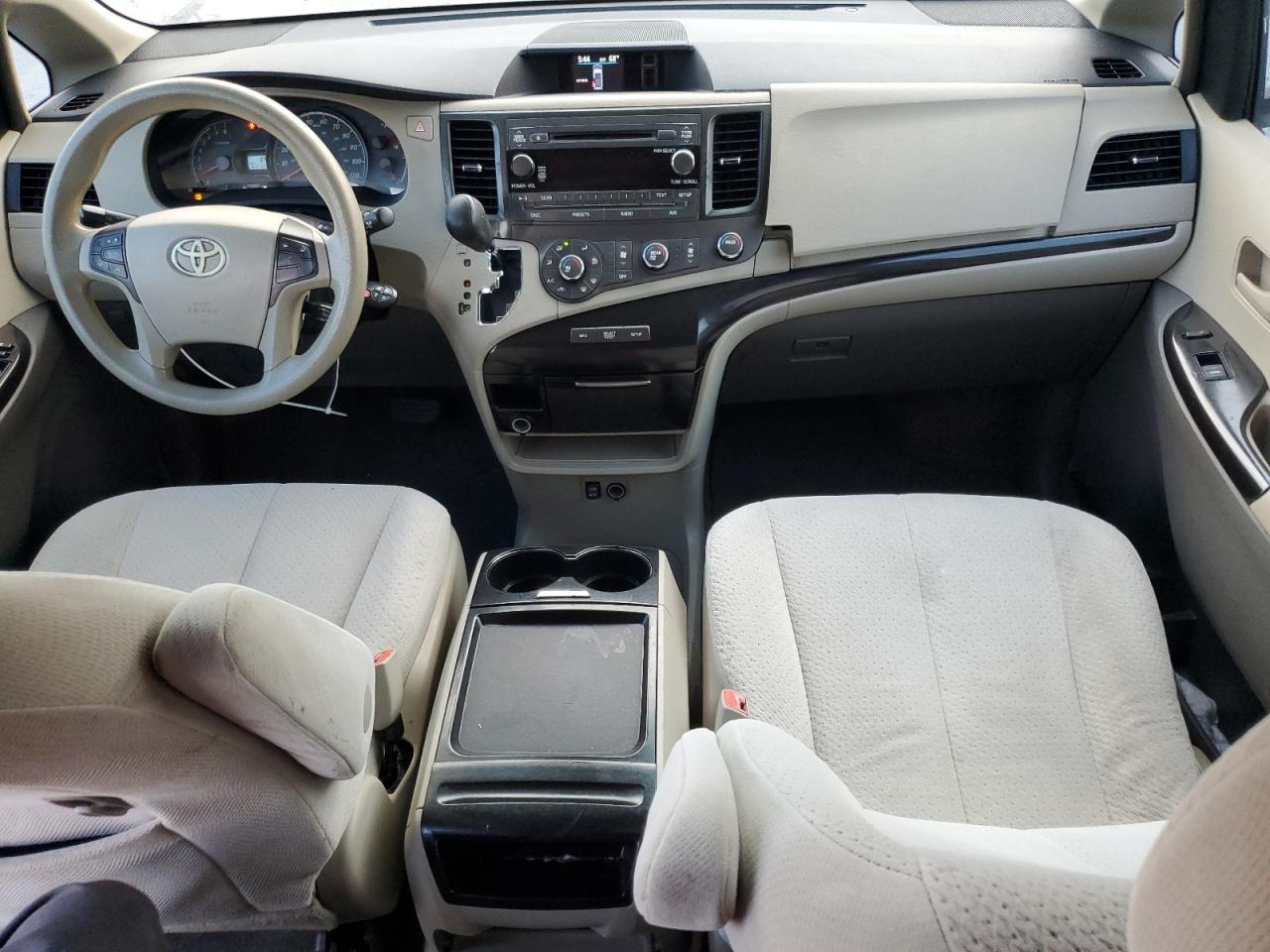 2011 TOYOTA SIENNA