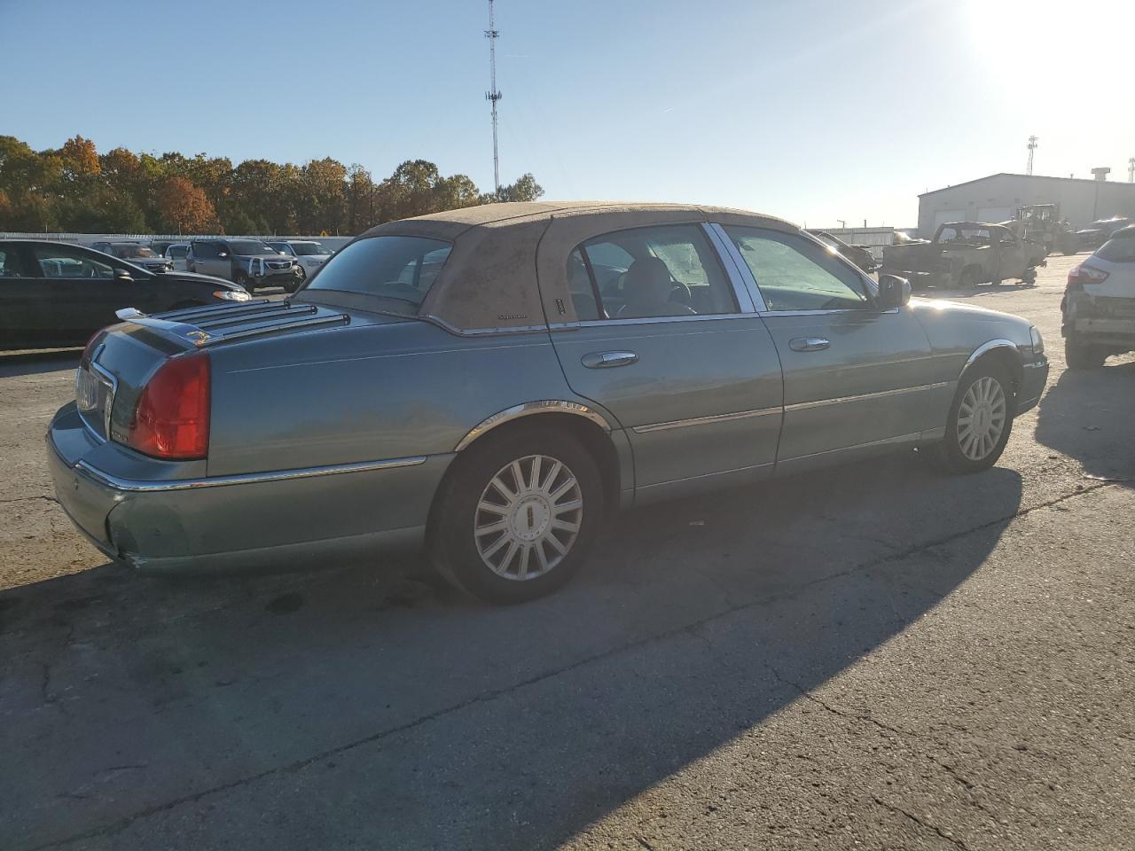 2005 LINCOLN Town Car