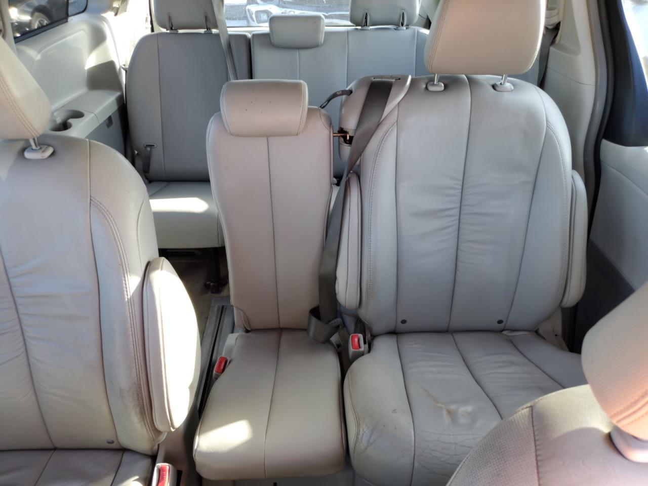 2012 TOYOTA SIENNA