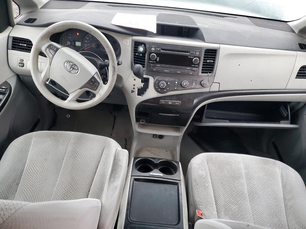 2011 TOYOTA SIENNA